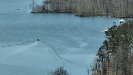 Boating-At-Glenn-Springs-Lake-In-Daytime-In-Drummonds,-Tennessee,-USA