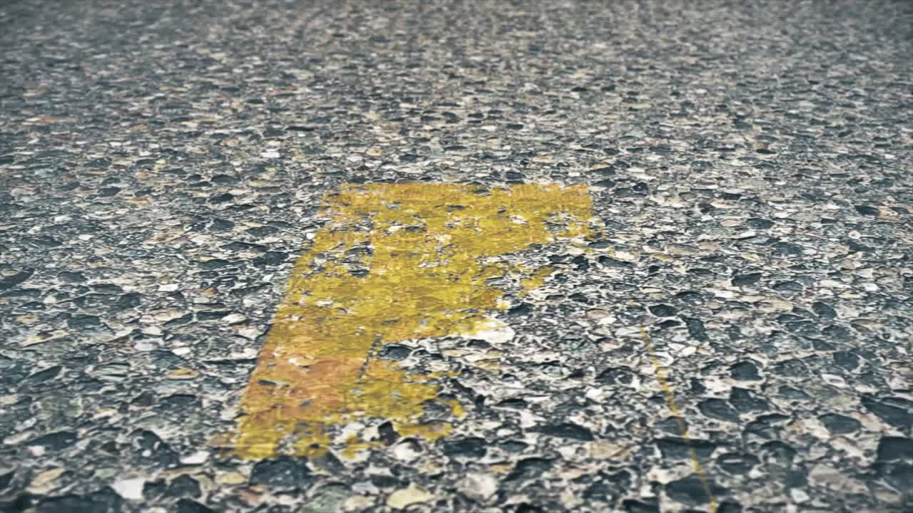 도로에서 움직입니다. 애니메이션. 노란색 차선 표시를 실행합니다.