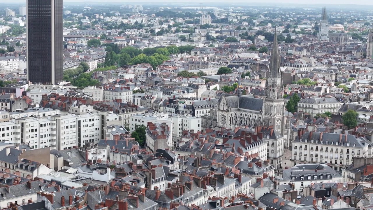 Nantes centrum Frankrig Panorerende drone luftfoto langskud