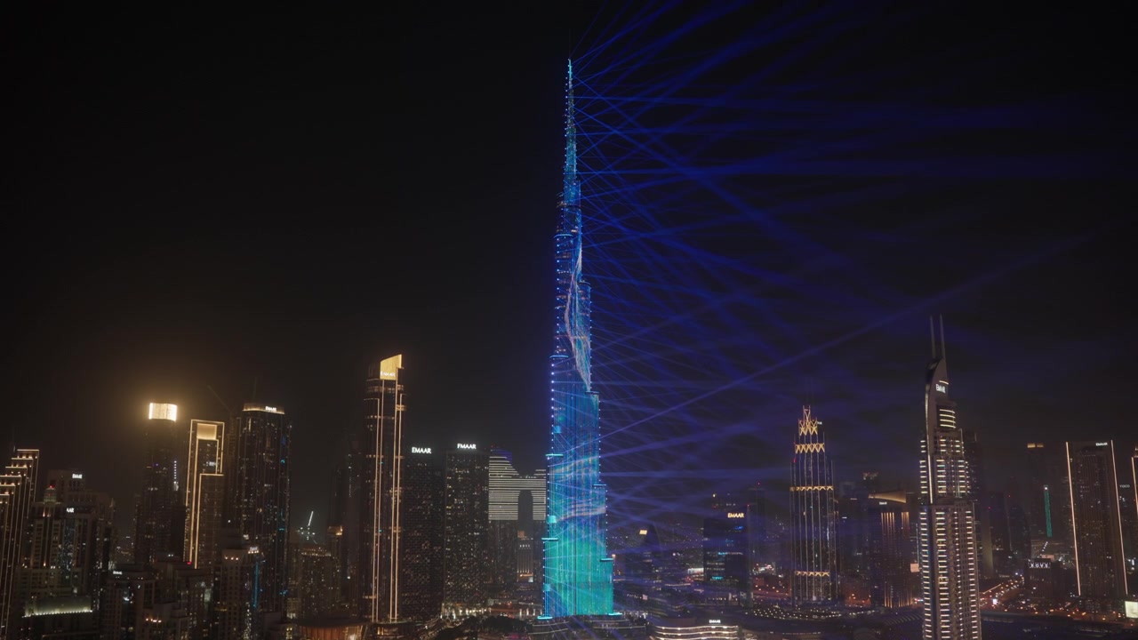 Burj Khalifa illuminato con spettacolo di luci laser di notte a Dubai