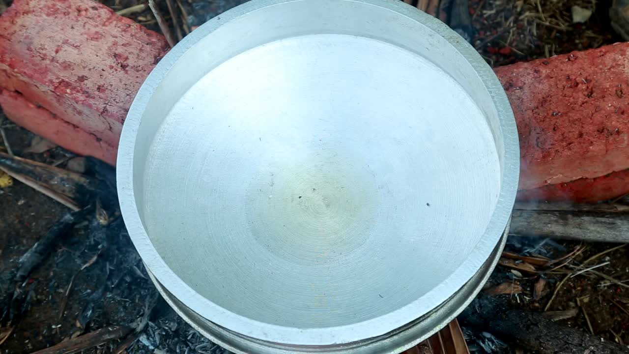 겨자 는 뜨거운 기름 에 보관 된다. 검은 조개 마살라 커리, 전통적 인 야외, 검은 조개 요리, 오염, 마살라, 벽돌