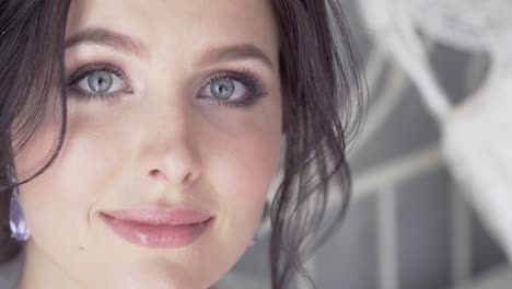 retrato de una chica morena con ojos grises en cámara lenta