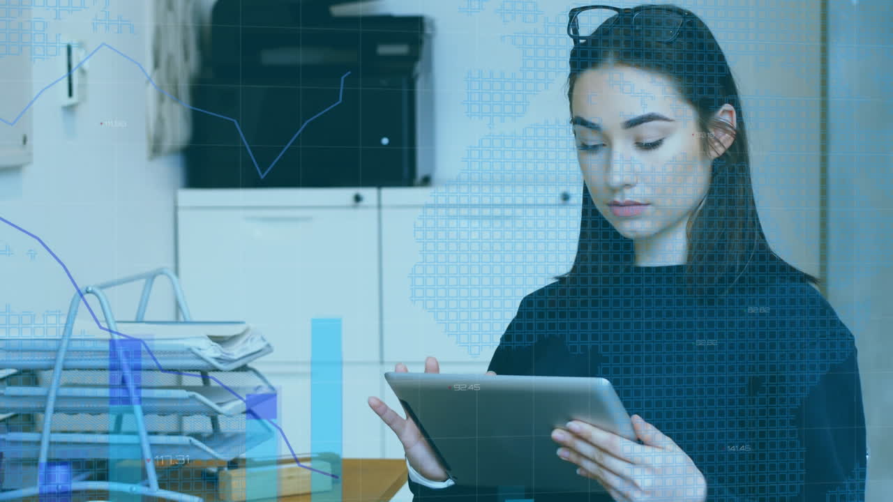 animación del procesamiento de datos estadísticos sobre una mujer de negocios caucásica que usa una tableta digital en la oficina