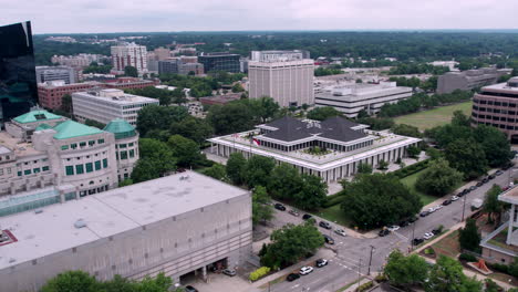 toma de drone del edificio de la legislatura del estado de carolina del norte en el centro de raleigh