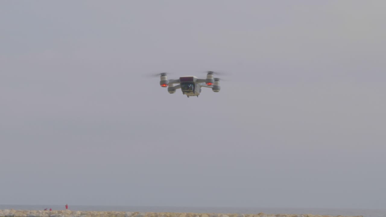 비행 드론 카메라의 근접 촬영 보기, 깜박이는 조명 및 해변에서 회전