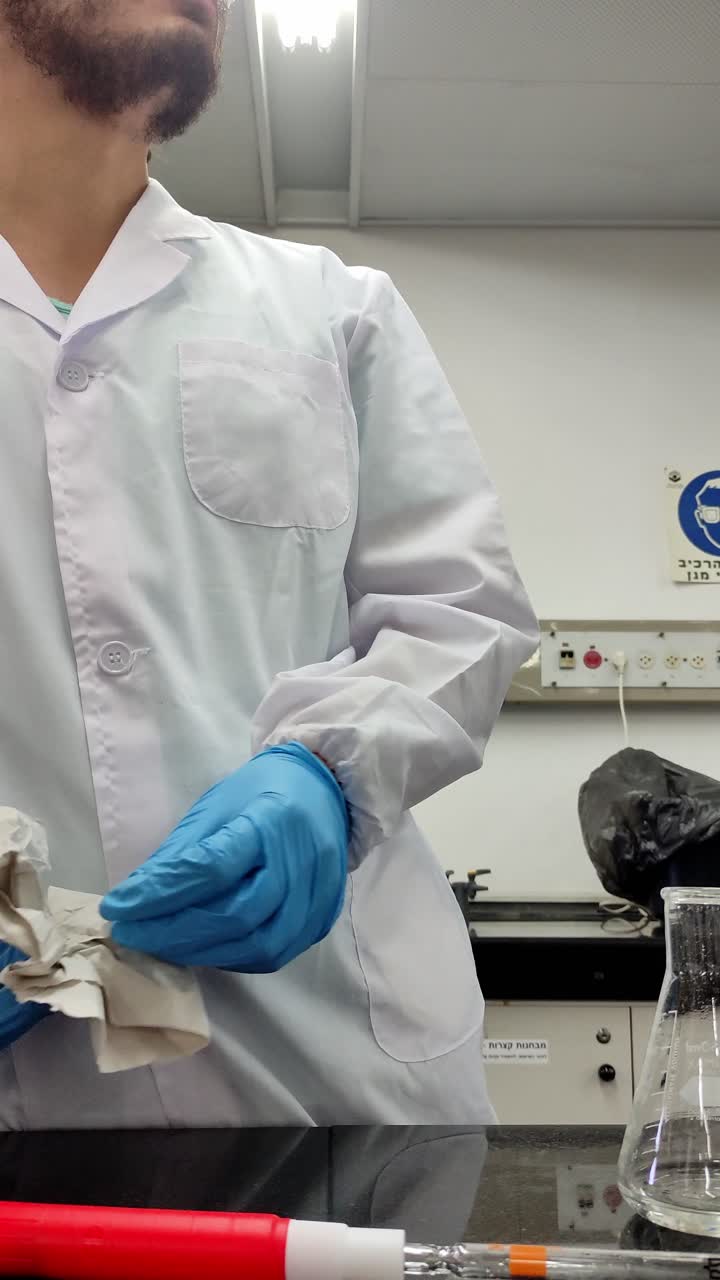 científico que lleva a cabo un experimento en laboratorio