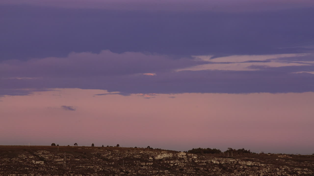 imágenes de 4k de un paisaje de cielo oscuro al atardecer al atardecer, la increíble luz de la naturaleza, el cielo de nubes y las nubes que se alejan rodando 4k coloridas nubes oscuras del atardecer