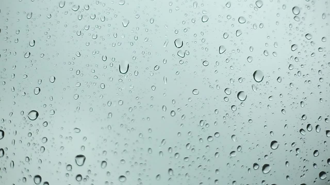 días de lluvia, fuertes lluvias cayendo sobre la superficie de la ventana durante la tormenta