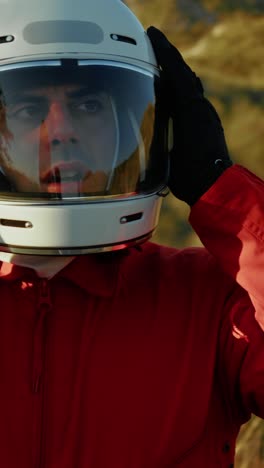 astronauta usa casco y observa el despeje en el nuevo planeta