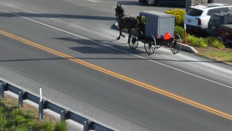 Amische-Pferdekutschenfahrten-Auf-Den-Straßen-Kleiner-Städte-In-Den-USA,-Zeitloser-Traditioneller-Charme