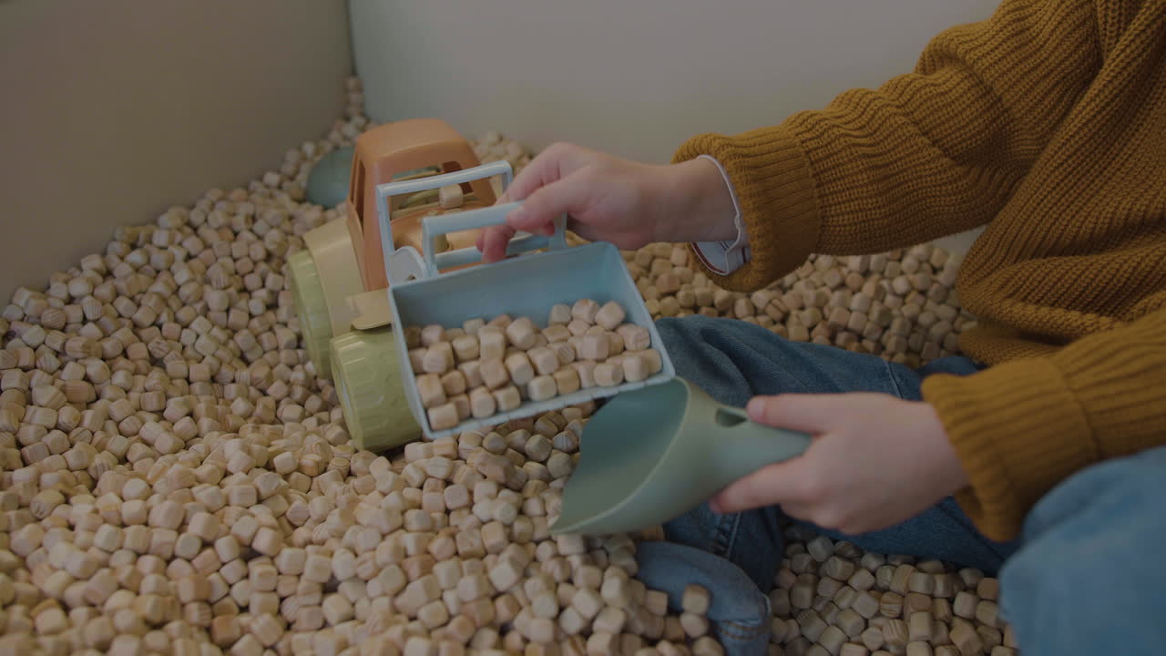 놀이방 에 있는 작은 소년