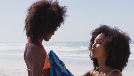 Afroamerikanische-Mutter-Trocknet-Ihre-Tochter-Mit-Einem-Handtuch-Am-Strand