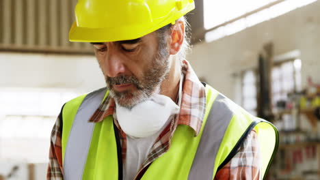 Un-Carpintero-Está-Trabajando-