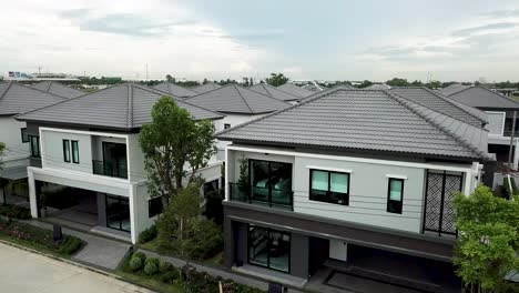 imágenes aéreas de la casa contemporánea moderna blanca y gris