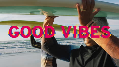 animación de buenas vibraciones texto sobre una pareja afroamericana senior con tablas de surf en la playa