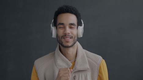 hombre disfrutando de la música con auriculares