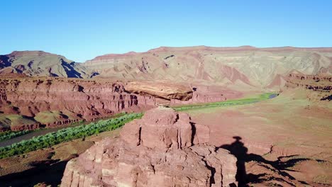 Eine-Bemerkenswerte-Antenne-über-Der-Mexikanischen-Hat-Felsformation-In-Süd-Utah-1