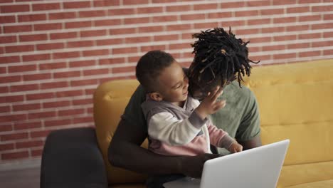 Padre-Negro-Y-Niño-Pequeño-Aprendiendo-Computadora-En-Casa-Para-La-Educación-Infantil