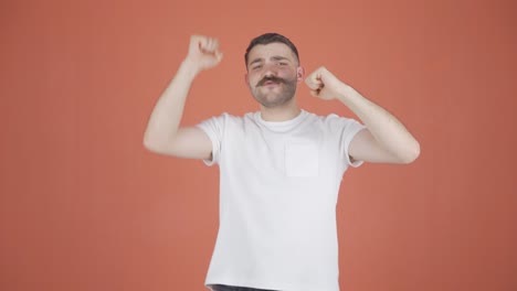 hombre feliz bailando.