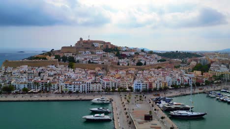 impresionante vista aérea de arriba vuelo puerto paseo marítimo ciudad de ibiza españa