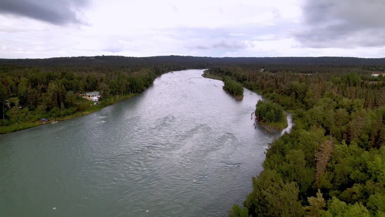 el río kenai sobre las copas de los árboles aérea cerca de soldotna alaska