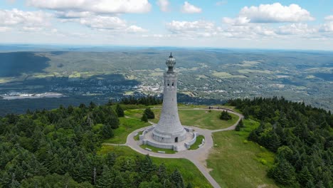 toma aérea de drones del monumento en el monte greylock