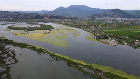 意大利莱蒂西亚的露营地附近的风景与海洋景观的无人机拍摄