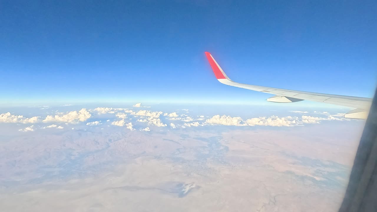 비행기 창문 에서 산악 지형 을 바라보는 모습