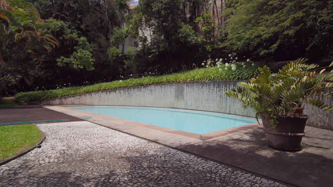 Swimmingpool i et brutalistisk hus omgivet af natur i Sao Paulo, Brasilien. Sao Paulo Brasilien, rolig atmosfære