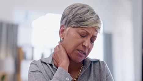 negocios, estrés y mujer mayor con dolor de cuello