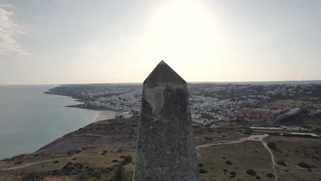 Geodätisches-Wahrzeichen-Von-Atalaia-Gegen-Den-Strand-Und-Das-Stadtbild-Praia-Da-Luz