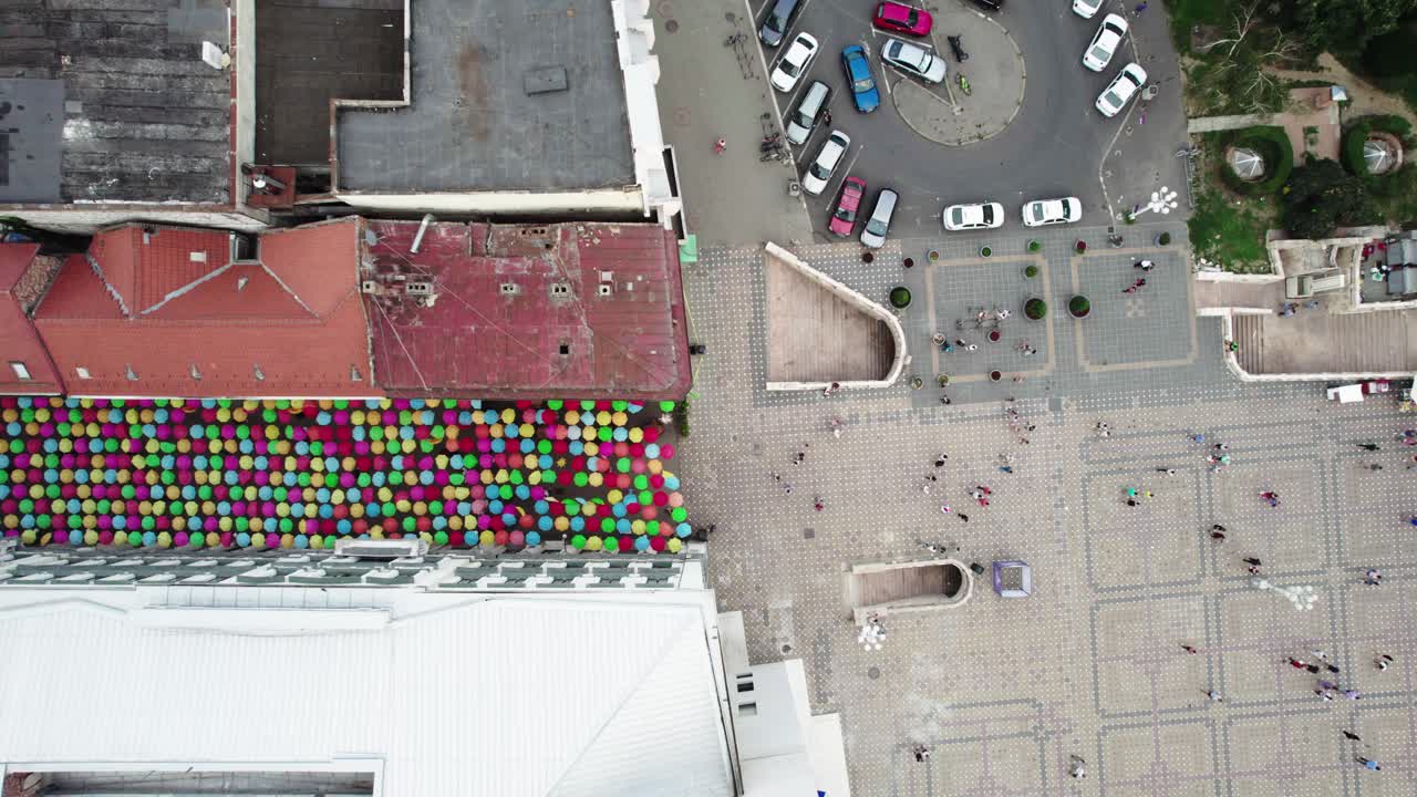 de la derecha a la izquierda sobre la cabeza del avión no tripulado pan de coloridas cimas