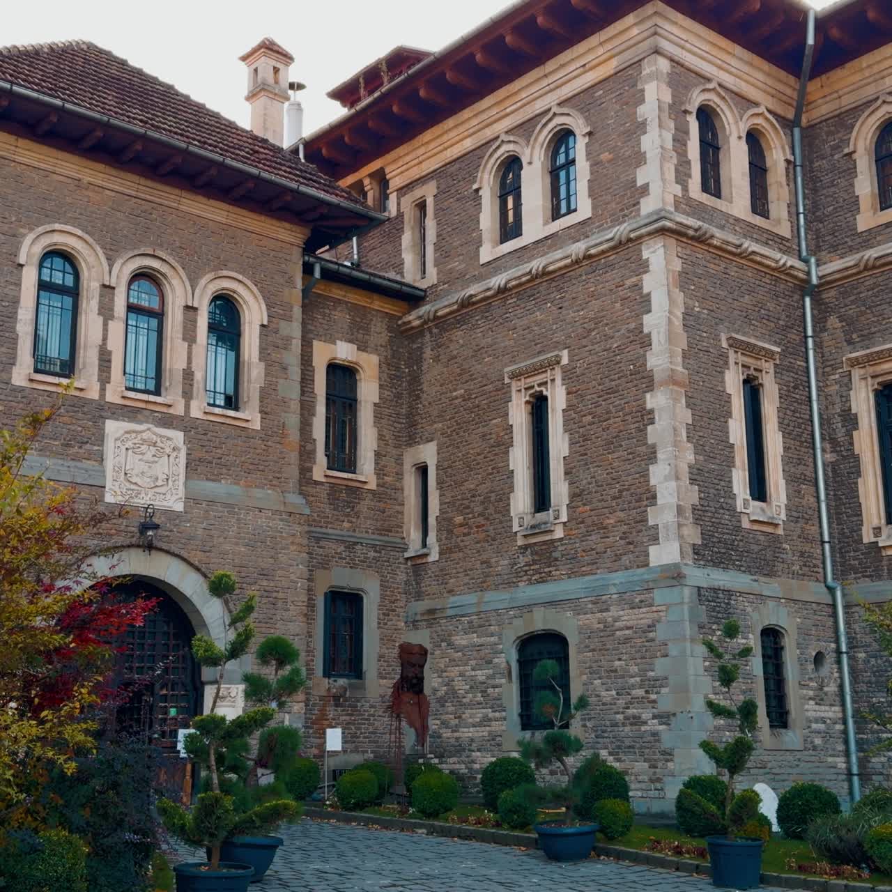 Esterno di una magnifica villa antica. Splendidi cespugli potati che decorano l'ingresso dell'edificio