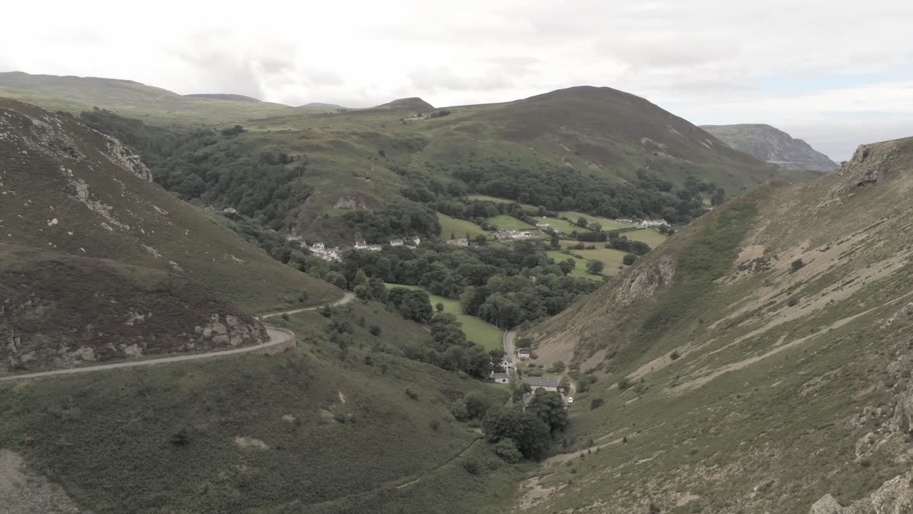 capelulo penmaenmawr montaña galesa valle costero vista aérea norte de gales descenso lento