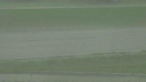 inundación de carreteras en fuertes lluvias tormenta de truenos con relámpagos australia victoria gippsland maffra