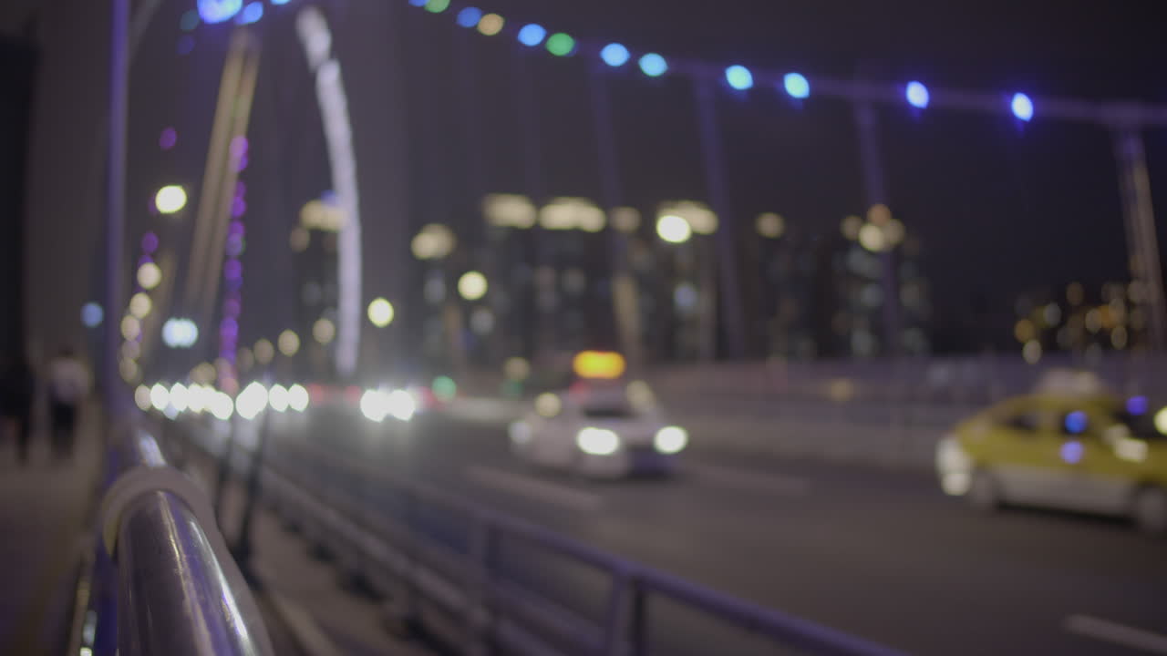 интенсивное движение по мосту в ночное время