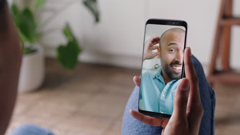 mujer joven teniendo video chat usando smartphone en casa hablando con su novio mostrando su peinado compartiendo estilo de vida disfrutando de una relación a larga distancia