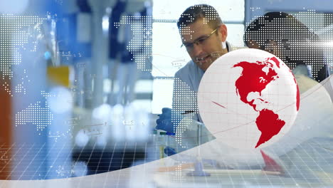 animación de globo giratorio y fórmulas sobre profesionales multirraciales que trabajan en el laboratorio de alimentos