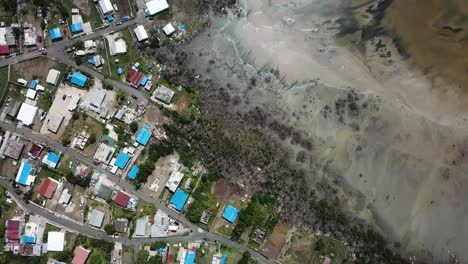 vista aérea de arriba hacia abajo de los suburbios de san juan y casas reconstruidas después del desastre del huracán