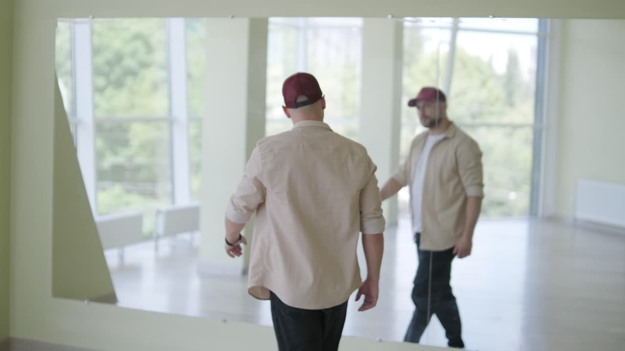 Uomo che balla breakdance in uno studio moderno