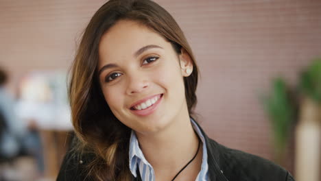mujer, oficina de inicio y cara con sonrisa
