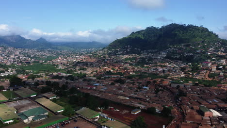 Descripción-Aérea-Del-Barrio-De-Etoug-ebe-En-Yaundé,-Camerún---Seguimiento,-Disparo-De-Drones