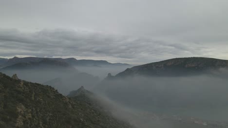 Fliegt-über-Den-Nebel-Von-Sant-Lloren?