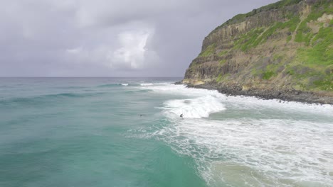 surfista atrapando olas - cabezas de lennox - región de los ríos del norte - nsw - australia - toma aérea