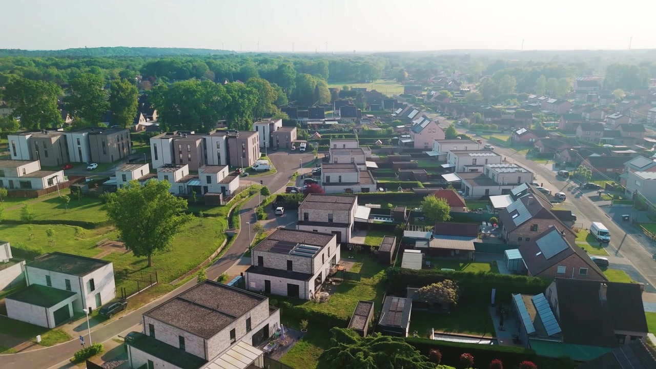 比利時赫斯登-佐爾德的現代住宅區無人機空拍，包括新建城市住宅發展項目和當代出租物業。