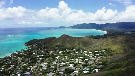 drone disparado sobre la comunidad de la playa de lanikai de hawai en un día soleado