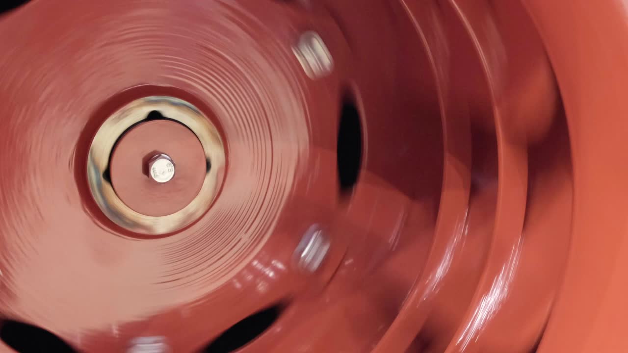 ventilador de ventilación de rotación lenta. 4k uhd. turbina de ventilador. ventilador eléctrico produce una corriente de aire por movimiento lento de las cuchillas.