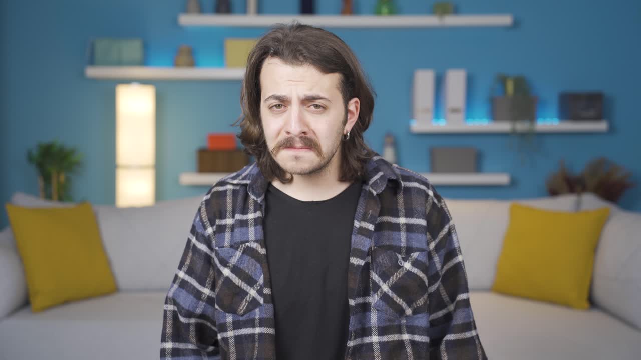 hombre mirando a la cámara con expresión facial negativa y triste. gestos.