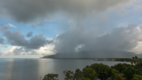 lapso de tiempo de las lluvias que caen sobre la reserva forestal trinity al este de cairns