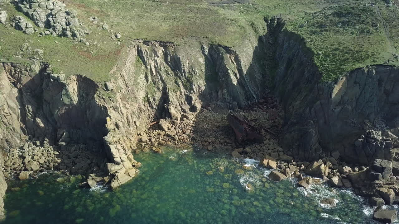famoso naufragio del rms mülheim en land's end inglaterra - toma aérea